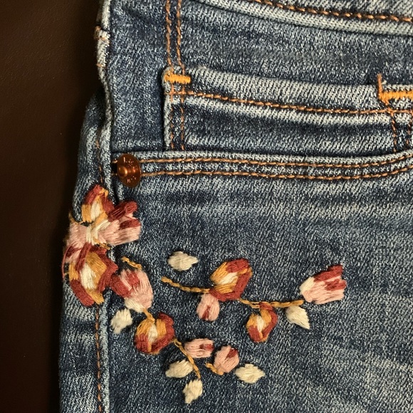 Abercrombie&Fitch Embroidered Low-Rise Ankle Jeans - Picture 5 of 7